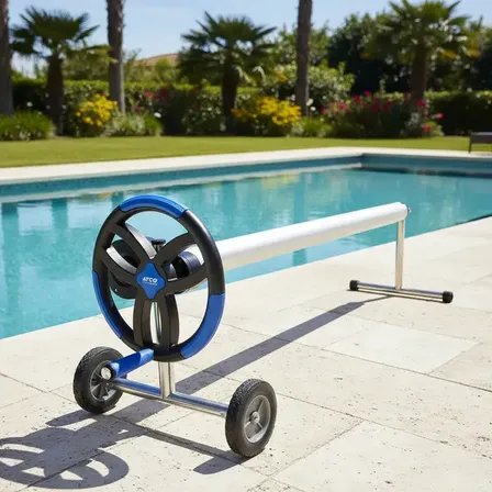 Enrolador para capa térmica de piscina na cor azul