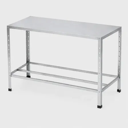 Mesa de aço industrial com prateleira para organização