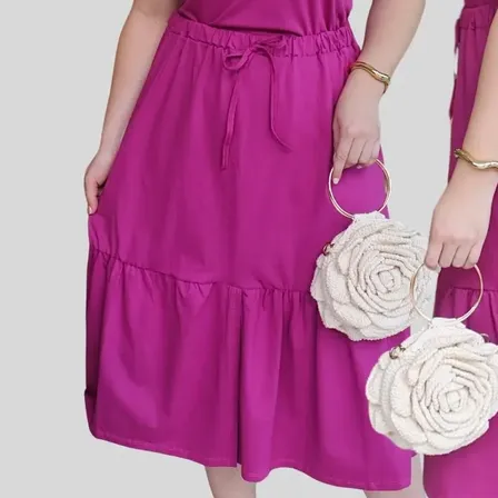 Conjunto feminino composto por blusa e saia midi em algodão penteado